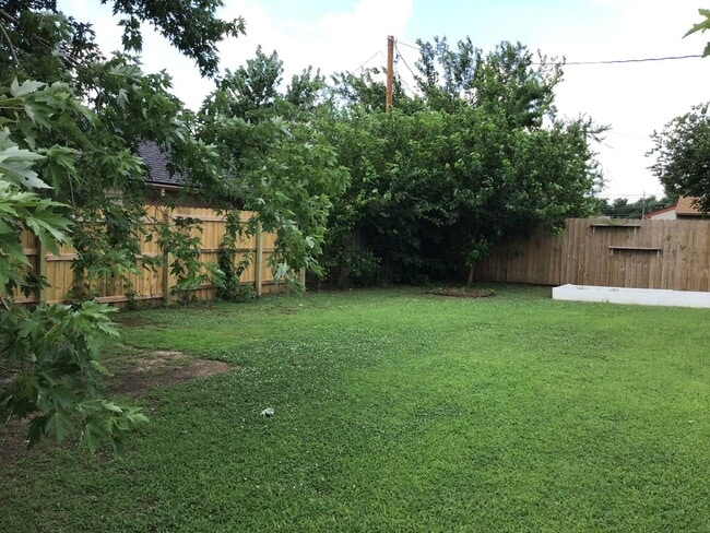 Building Photo - 3 bedroom, 1 1/2 baths and a 1 car garage ...