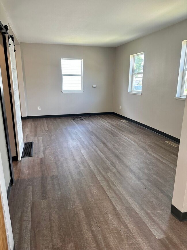 Building Photo - $1,175 | 1 Bedroom 1 Bath | Studio House | W&D | Fenced Yard | Central A/C