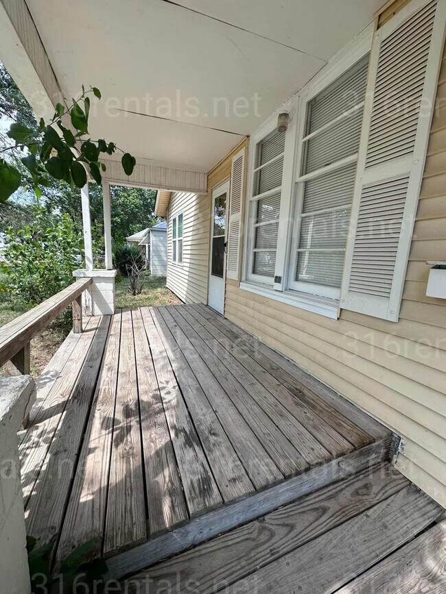 Building Photo - $895- 2 bed 1 bath - Beautiful single family home