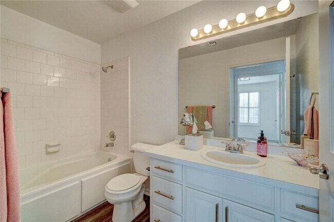 Building Photo - Absolutely Adorable, 2 bed, 2 bath, 2 car ...