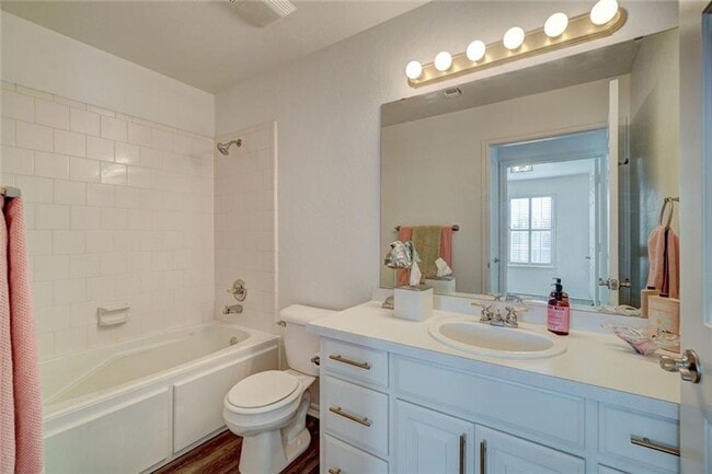 Building Photo - Absolutely Adorable, 2 bed, 2 bath, 2 car + study