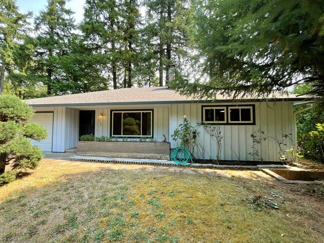 Building Photo - Lovely Lake Oswego Home with Attached Gara...