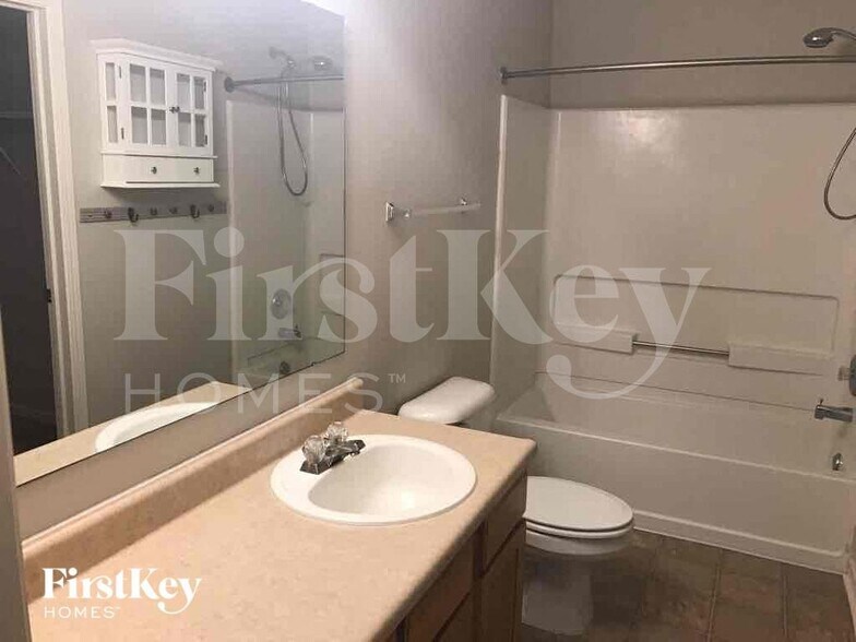 Building Photo - 5702 N Jefferson Dr