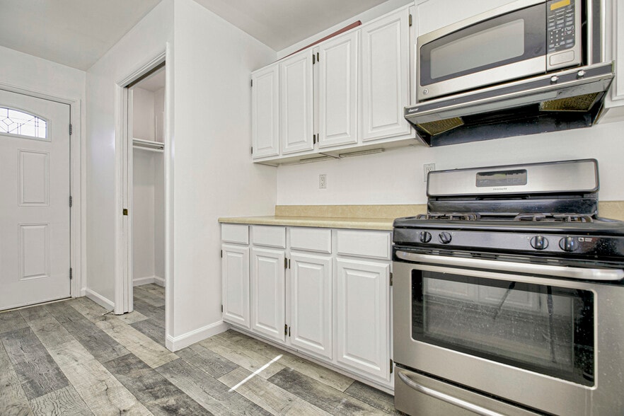 Building Photo - 6011 Bellaire Ave