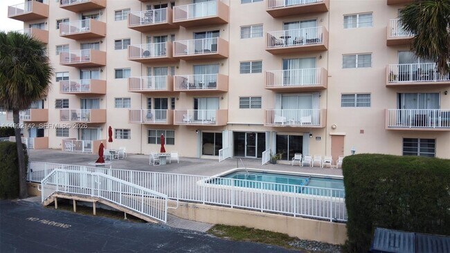 Building Photo - 2200 E Hallandale Beach Blvd