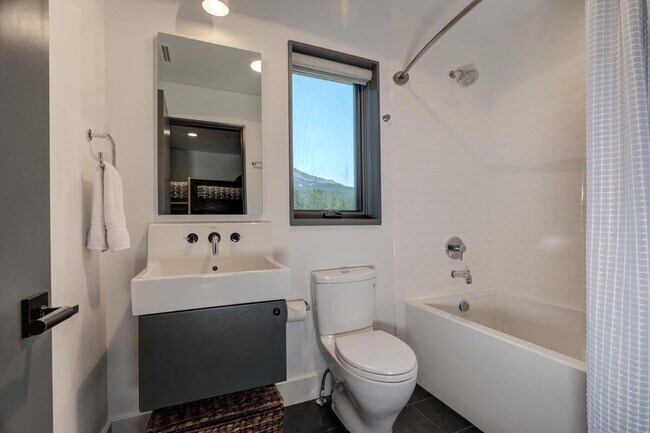 Building Photo - 17 Lakewood Dr