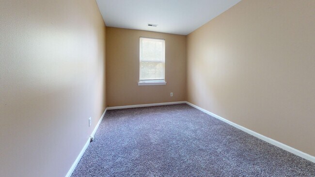 Building Photo - Classic 3 Bedroom with Washer/Dryer | Ches...