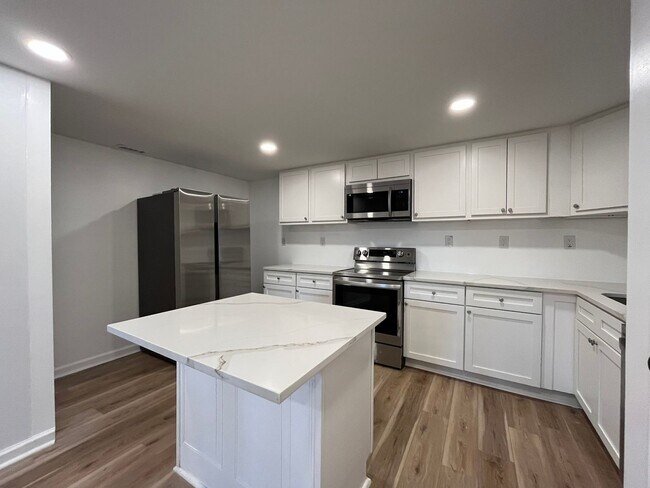 Building Photo - Modern 2BD*, 2BA with 3rd Bonus Room Near Downtown Durham with Assigned Off-Street Parking and Ba...