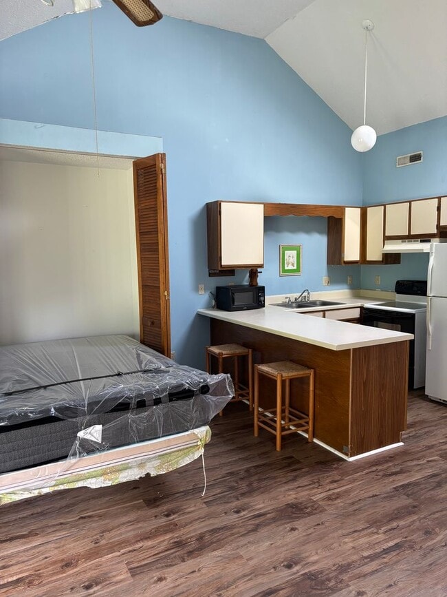 Building Photo - 500 Fairway Village Dr