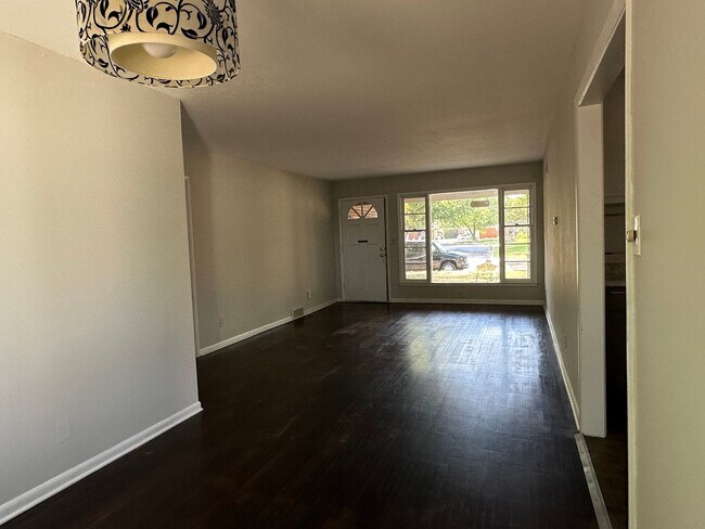 Building Photo - Updated 3 Bedroom Home with Large Kitchen ...