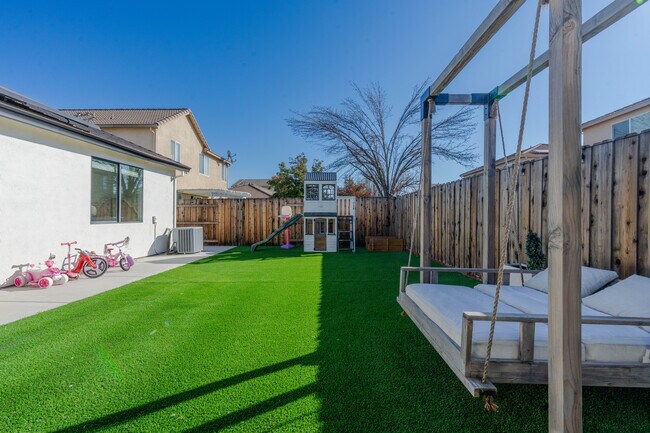 Building Photo - 1894 Pyramid Creek Dr