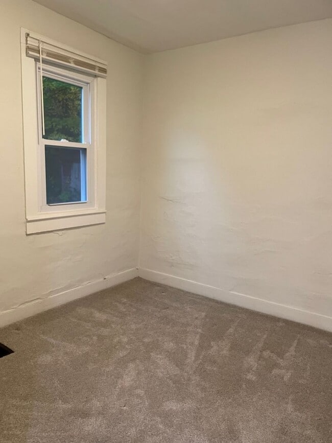 Building Photo - 3 Bedroom, 1 Bath Farmhouse Jamesville-DeWitt School