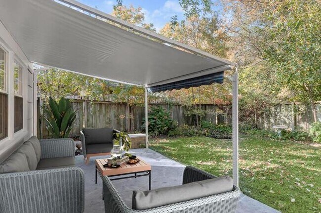 Building Photo - Home with Private Garden Oasis