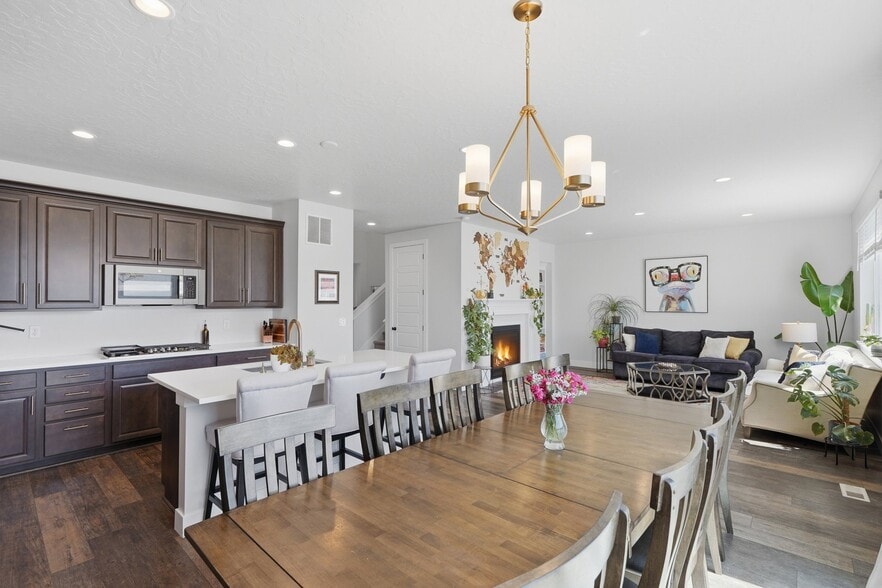 Building Photo - 2208 N Elderberry Dr