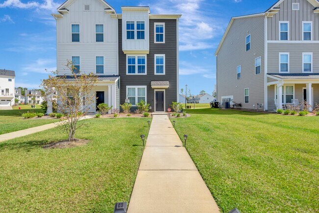 Primary Photo - Recess Pointe’s One and Only Duplex! 3 Sto...