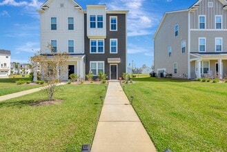 Building Photo - Recess Pointe’s One and Only Duplex! 3 Sto...