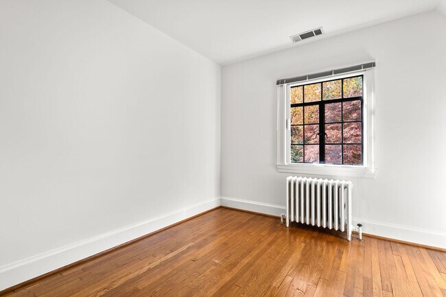 Building Photo - 3 Bed 2.5 Bath - Chevy Chase Colonial - Mo...