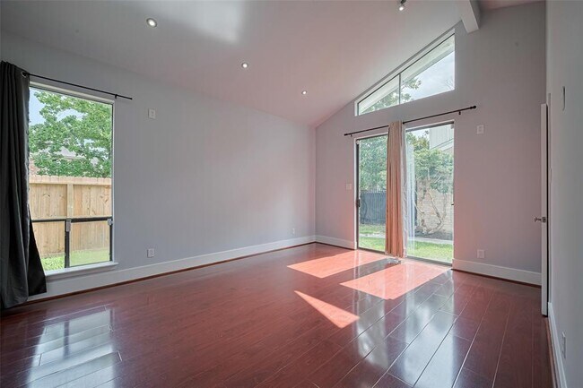 Building Photo - 1014 Fleetwood Pl Dr