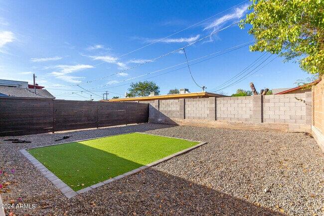 Building Photo - 936 W Rio Salado Pkwy