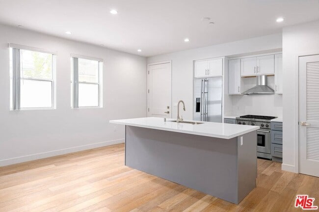 Building Photo - 3726 Kelton Ave