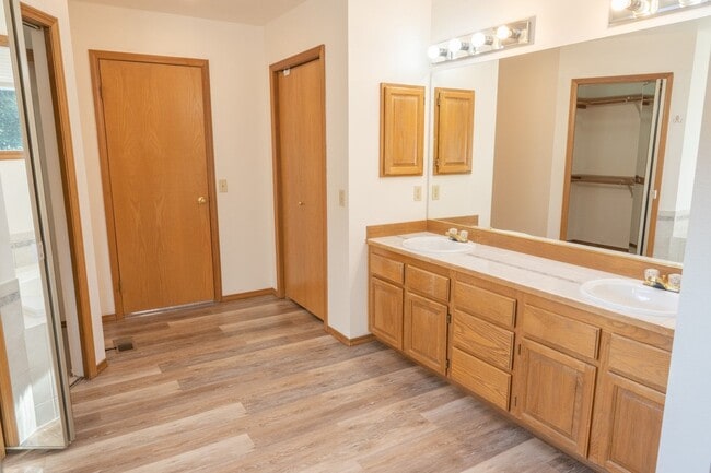 Building Photo - 3Bd/2.5Ba Bellevue House( Newport Hill)