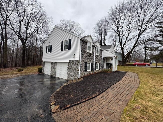 Building Photo - Beautiful Modern Home on the Plateau