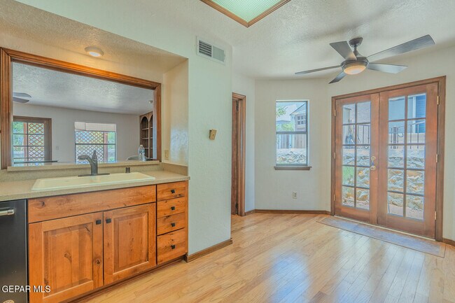 Building Photo - 6815 Villa Hermosa Dr