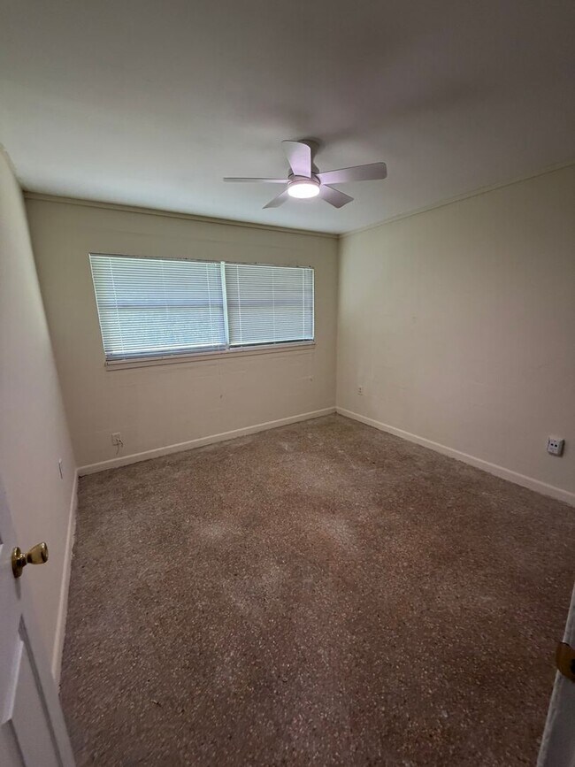 Building Photo - Simple & small 2BR Duplex