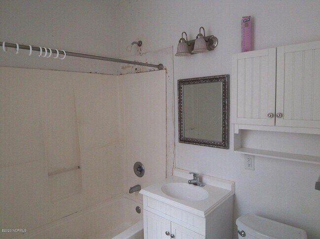 Building Photo - 705 E 5th St