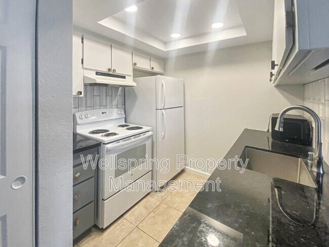 Building Photo - 1529 Pyrenees Ave