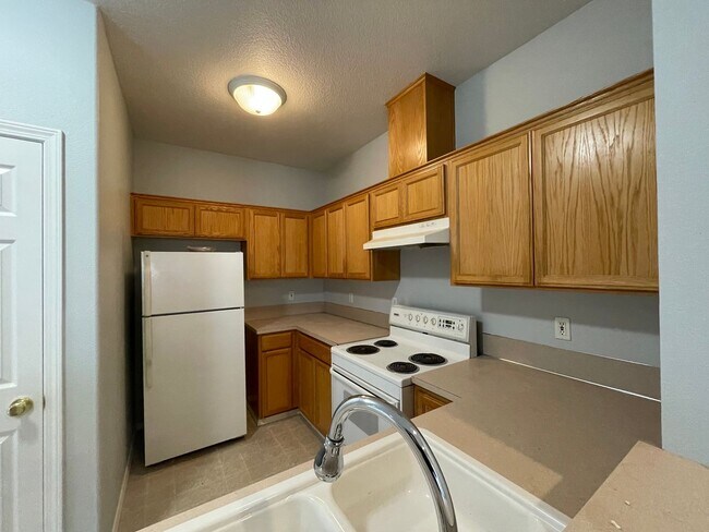 Building Photo - Charming 3 Bd, 2.5 Ba Pet-Friendly Home in Hillsboro ~ Washer & Dryer Included, Single-Car Garage...