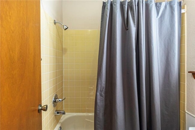 Building Photo - 904 Oakwood Dr