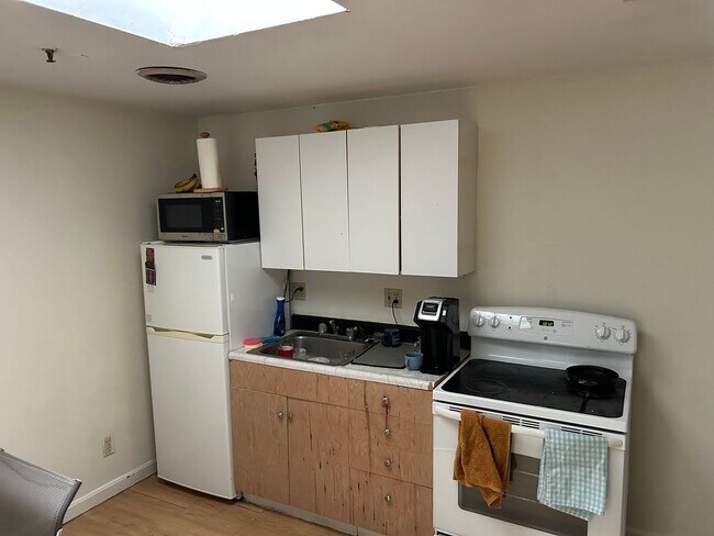 Building Photo - Welcome UNH Students! Prime 2-Bedroom Apar...