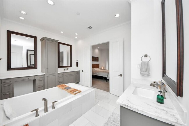 Building Photo - 3828 Glen Arbor Dr