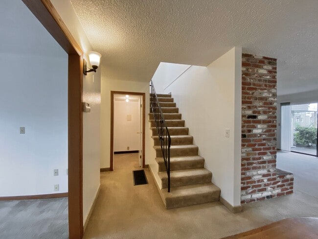 Building Photo - 34 foot boat slip included in rent!  Spacious 3 bedroom Jantzen Beach condo