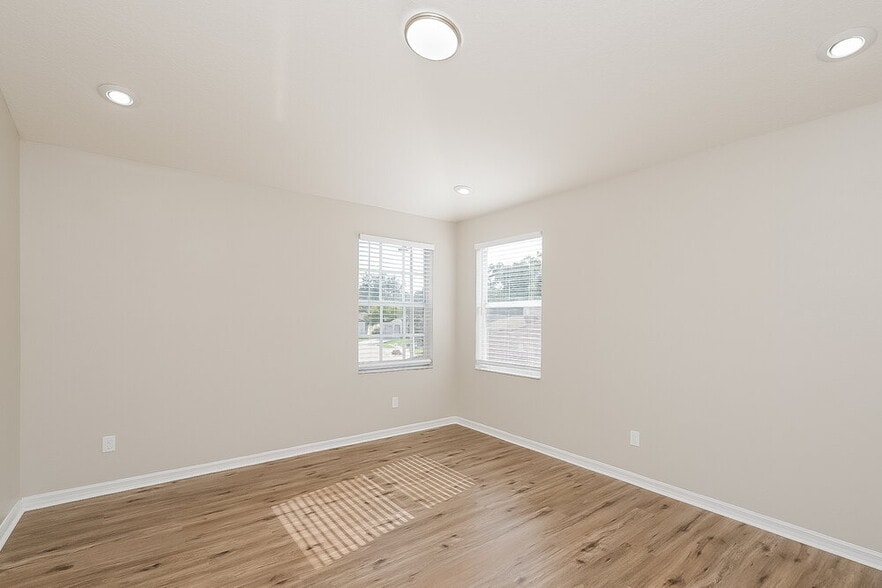 Building Photo - 914 Lake Shore Ranch Dr