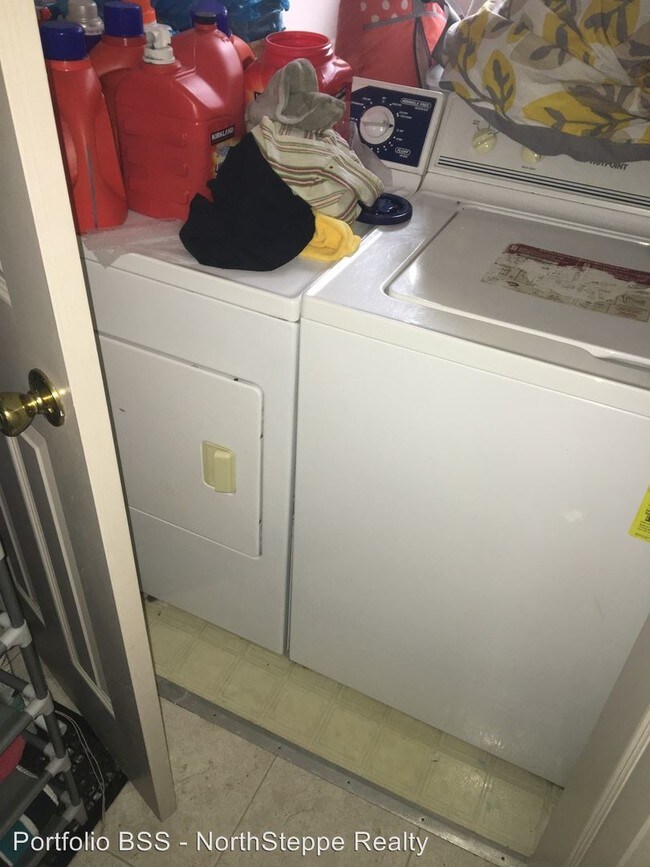 Building Photo - 4 br, 1.5 bath Apartment - 1069 Neil Ave