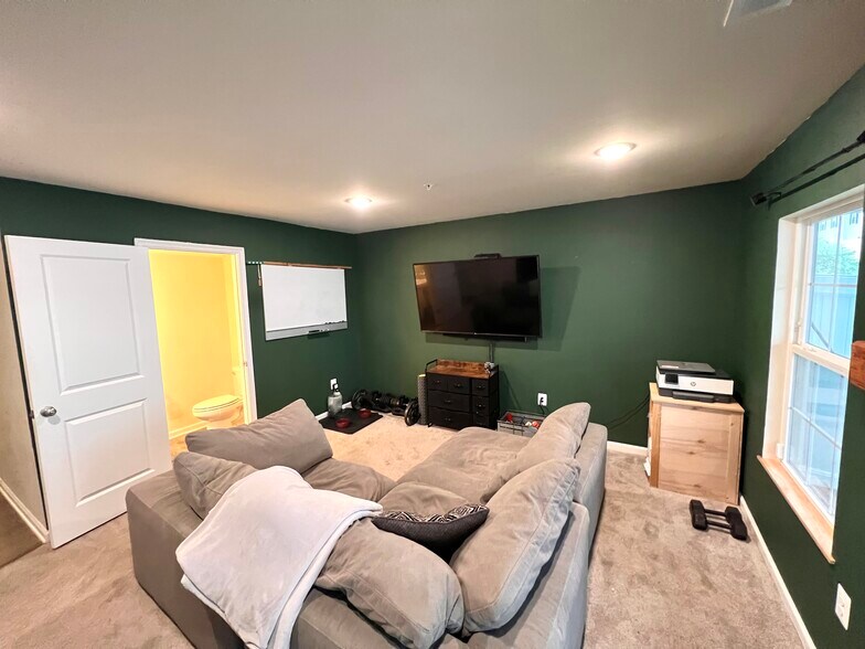 Building Photo - 8355 Daydream Cres