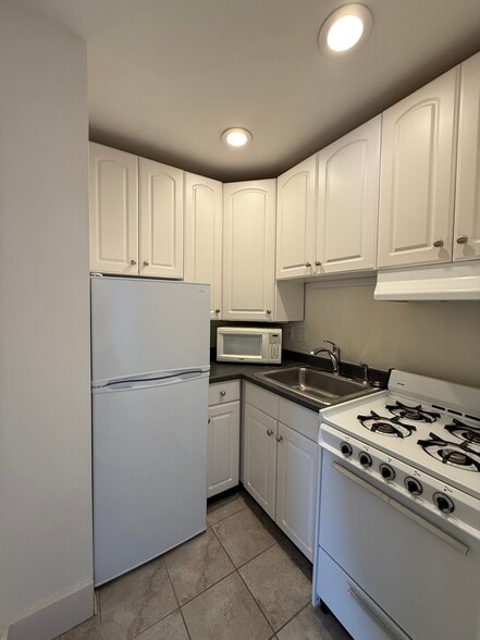 Building Photo - 147 Pearl St