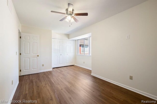 Building Photo - 1823 Torquay Ave