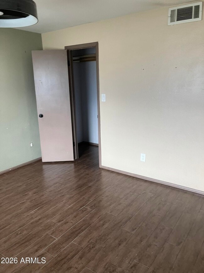 Building Photo - 7613 W Devonshire Ave