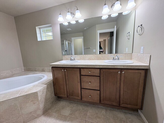 Building Photo - Vibrant 3 Bedroom in Coveted Snoqualmie Ridge!