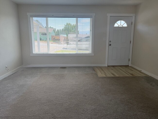 Building Photo - Now renting 3 bedroom, 2 bathroom House
