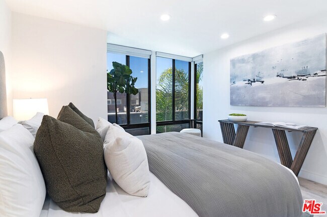 Building Photo - 1033 Carol Dr