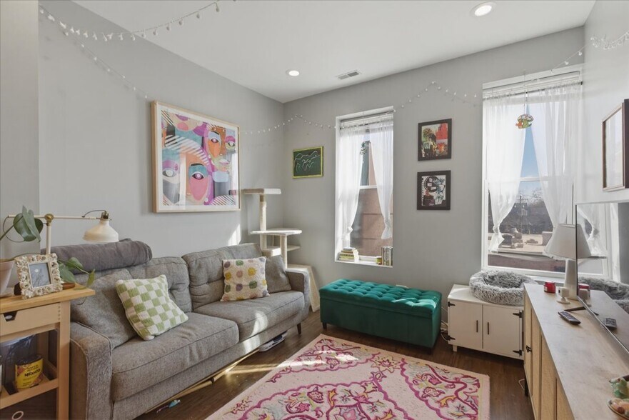 Building Photo - 1654 W Cortland St