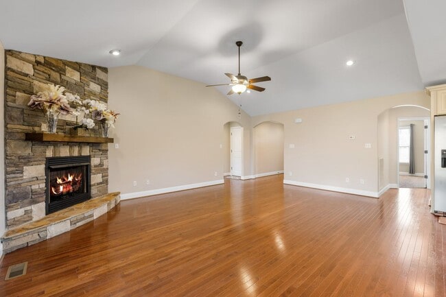 Building Photo - Lovely, Single Level, 3 Bedroom 2 Bath Home