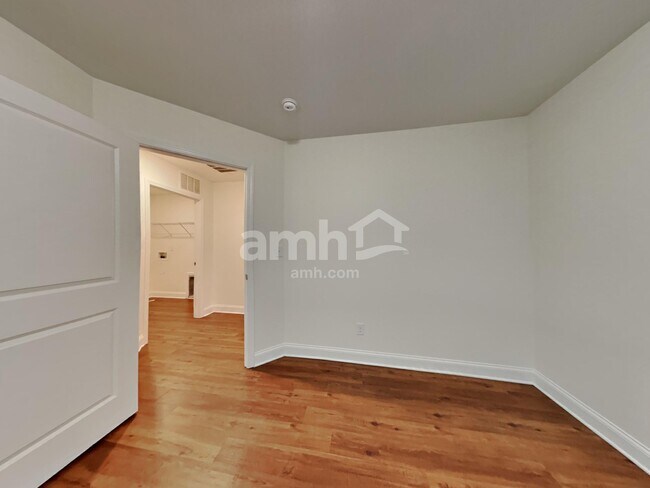 Building Photo - 3041 Greenmont Cir