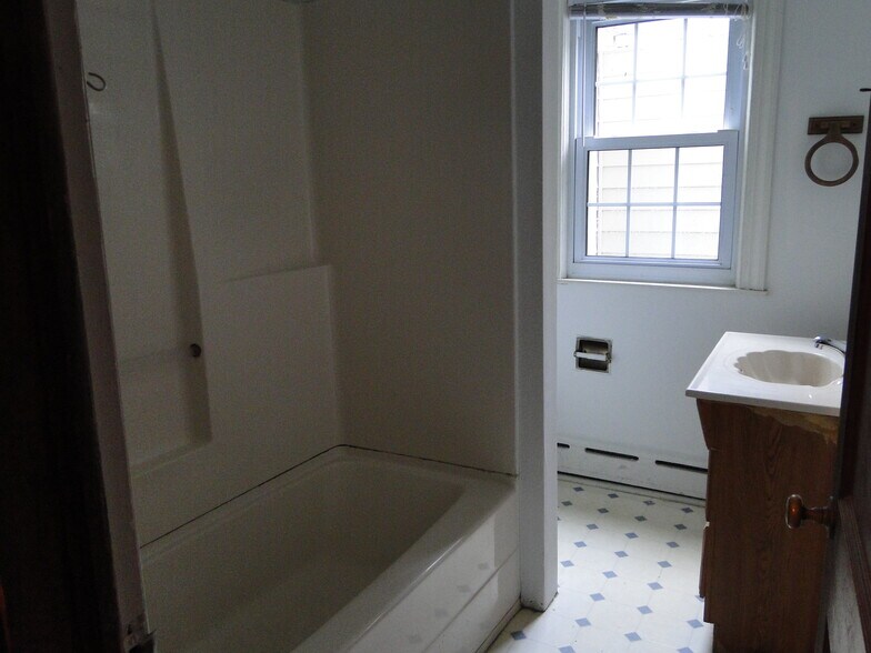 hall bath - 106 Pine St