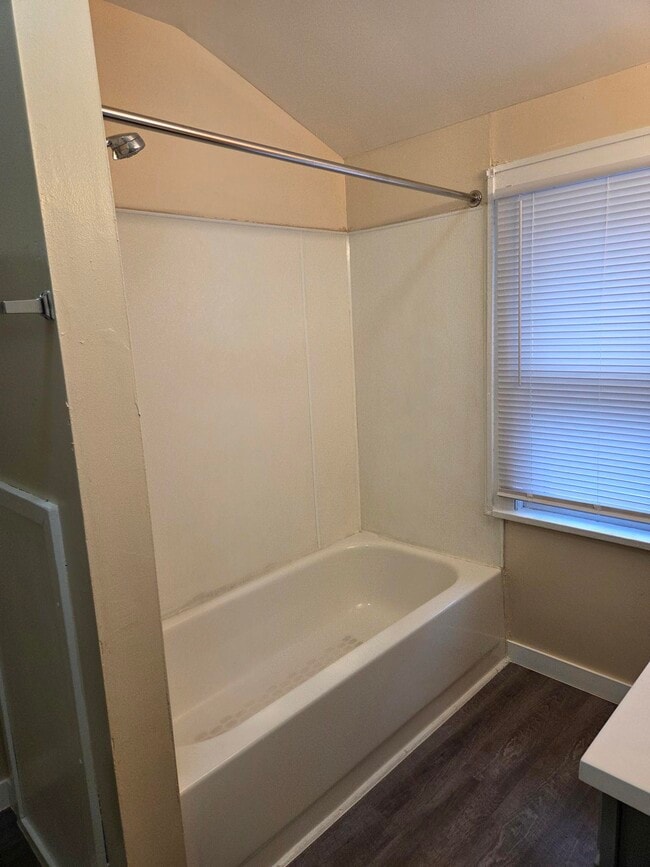 Building Photo - 2631 N Knox Ave