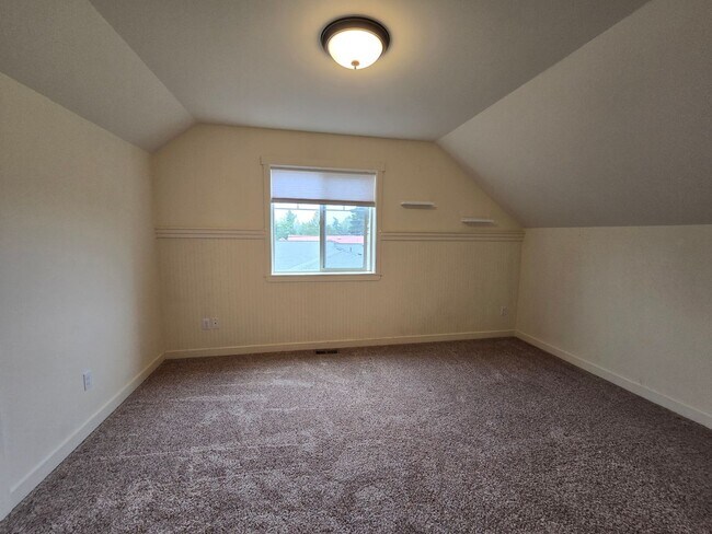 Building Photo - 3 bedroom, 2.5 bathroom house!!!